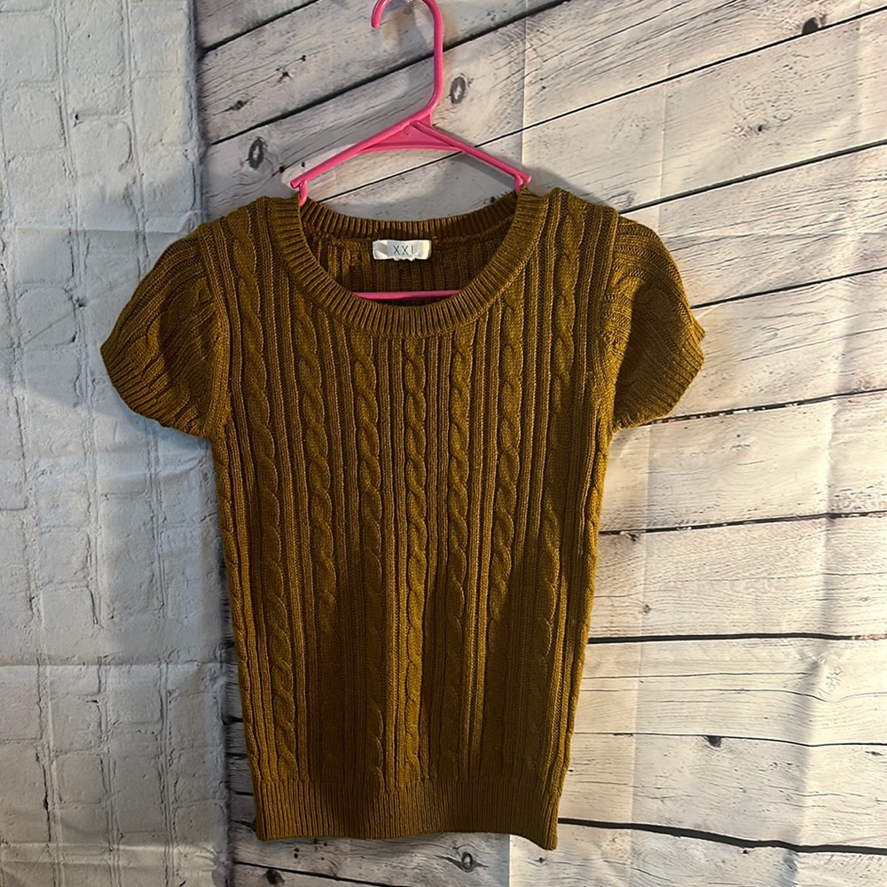 Short sleeve sweater
